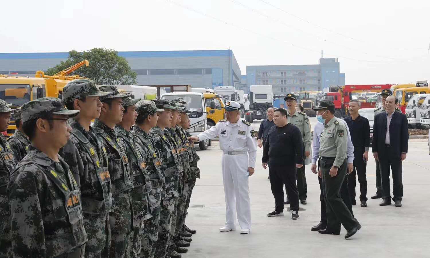 湖北省级领导及海军舰长来程力专汽视察工作