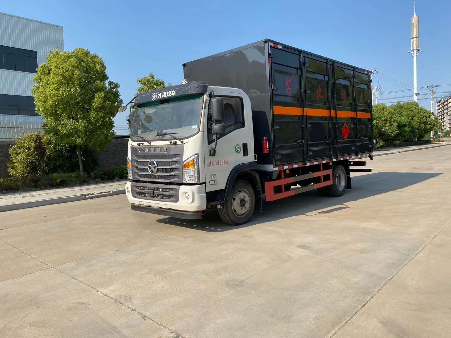 大运国六易燃液体厢式运输车