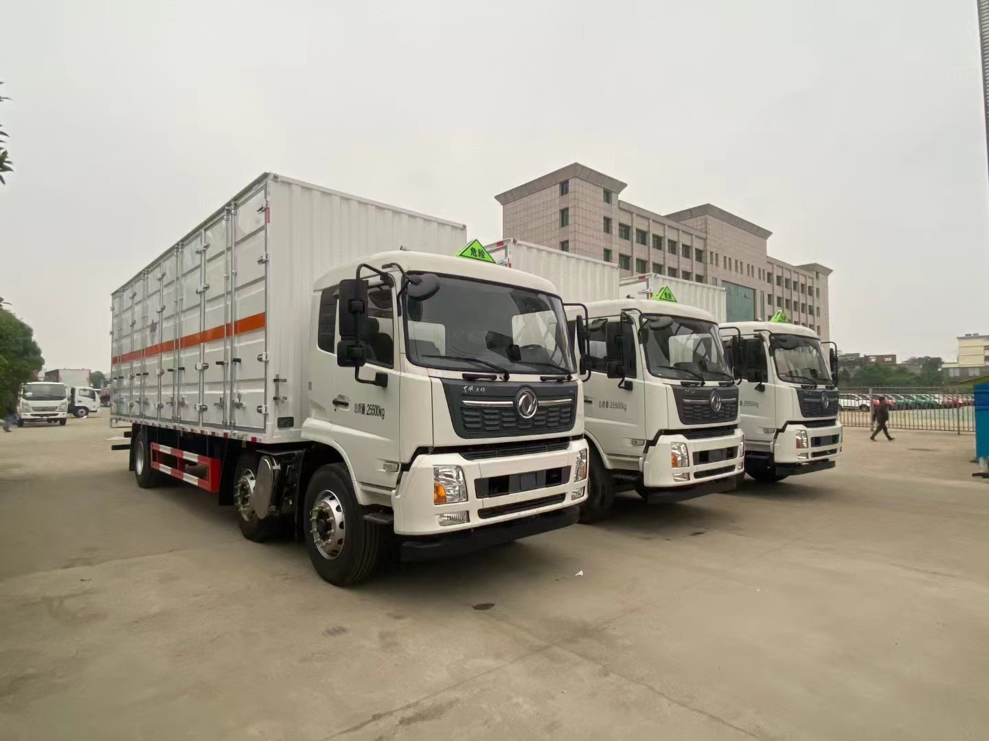 新疆李总订购3台东风天锦三轴九类危险品车