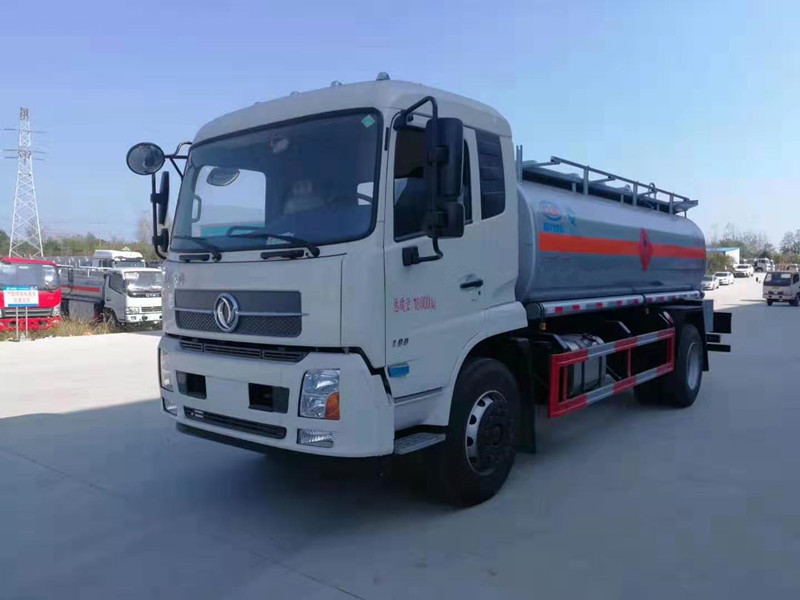 辽宁朝阳孙总订购的东风天锦10吨加油车发车