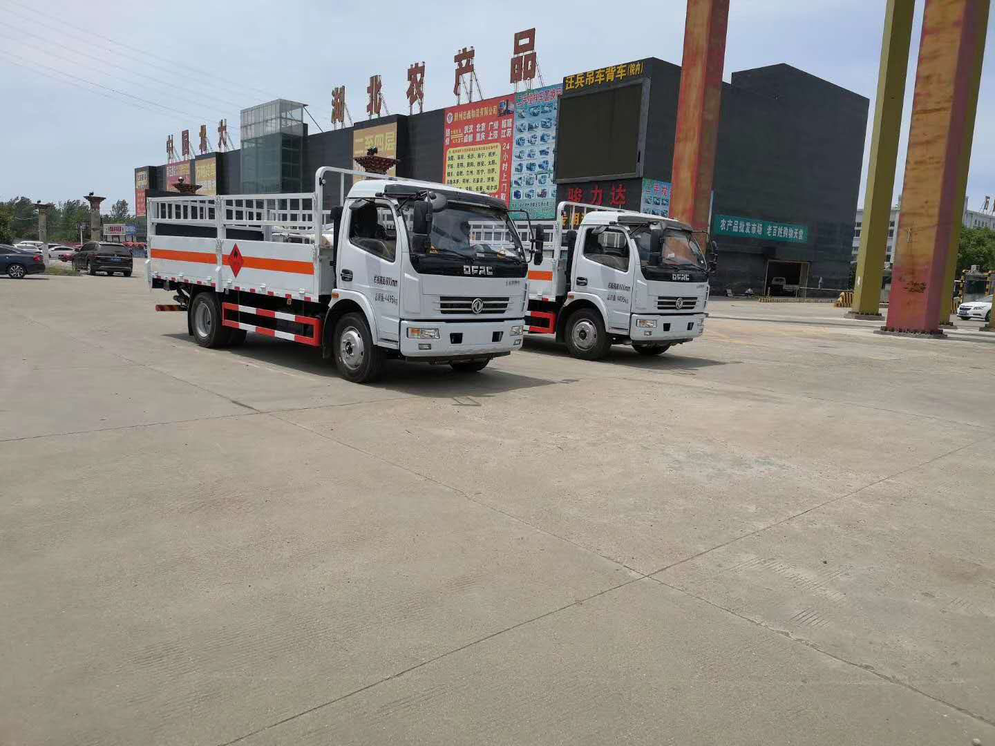 贵州张总自提两台东风大多利卡气瓶车