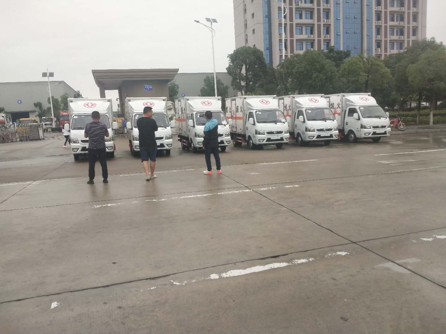 河南邓总订购的6台东风途逸危险品车发车