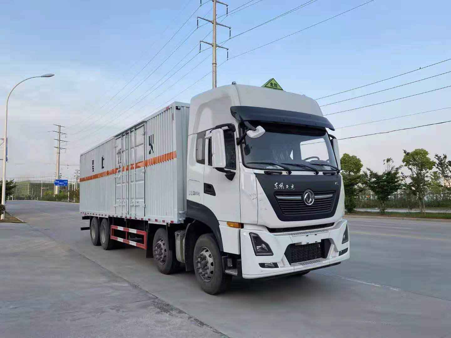 东风天龙前四后八瓦楞板国六危险品车