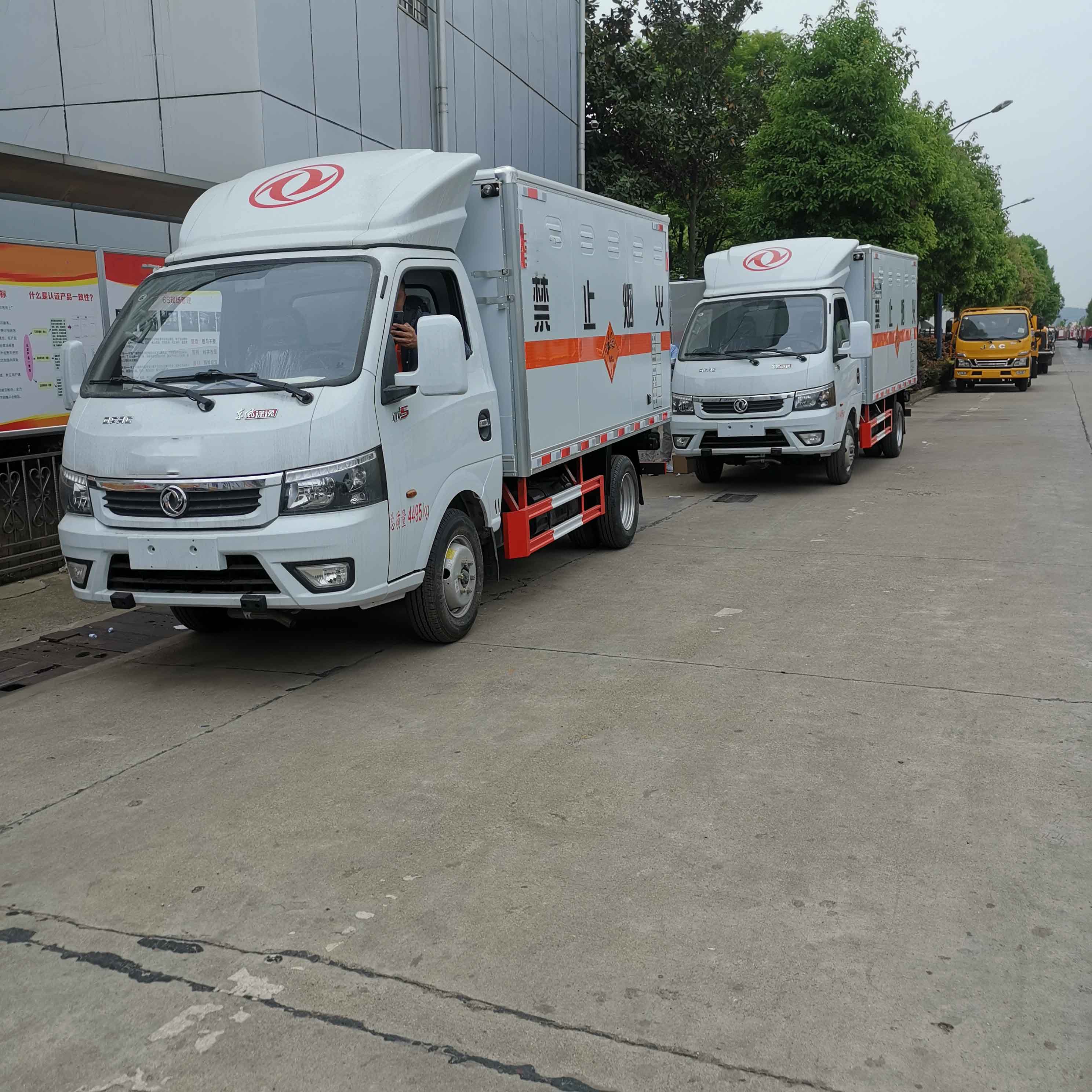 甘肃马总两台东风途逸国六柴油爆破运输车发车