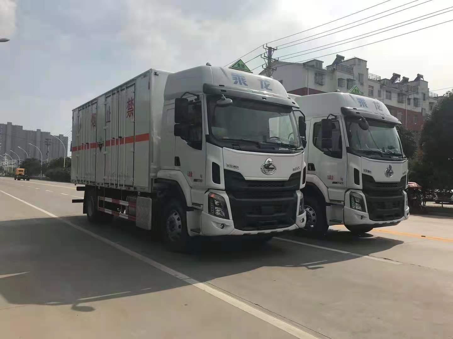 四川李总订购的两台柳汽腐蚀性物品厢式车发车