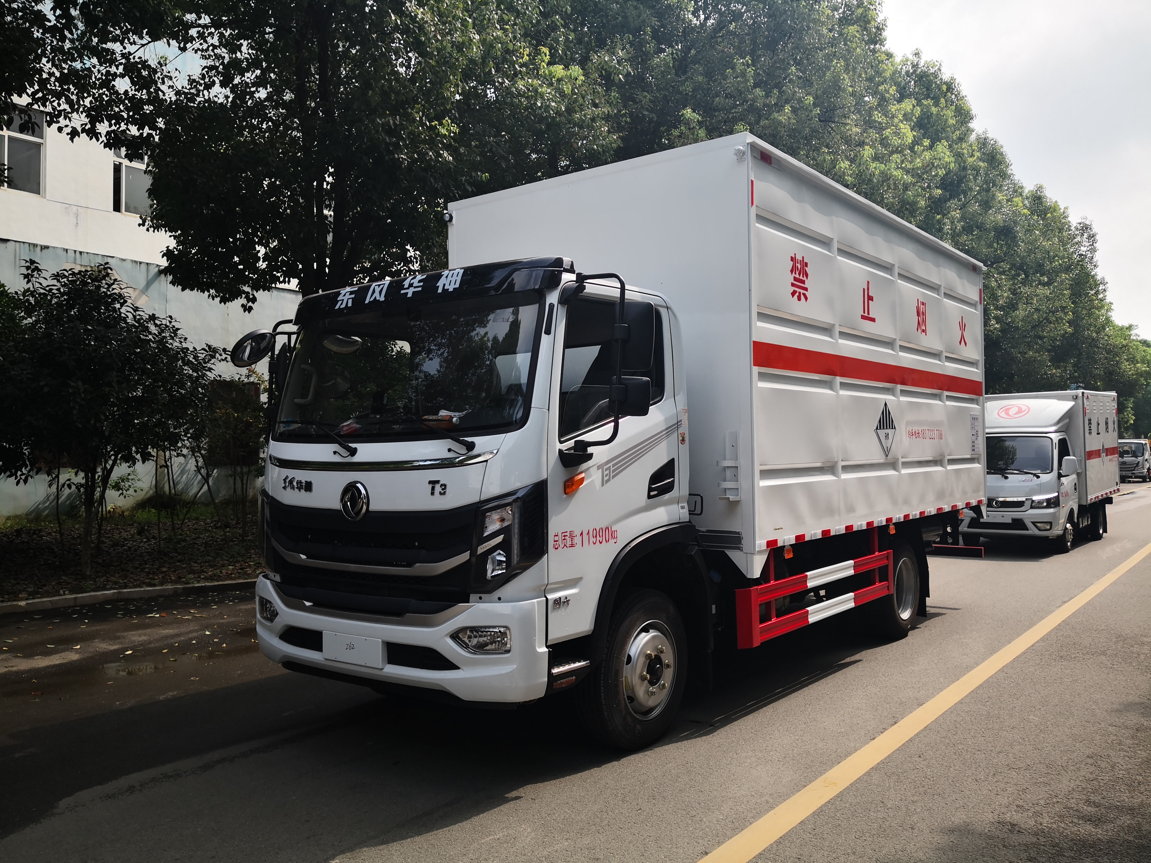 山东辛总在我司订购两台东风国六危险品车