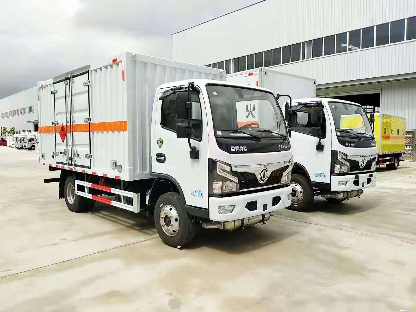 两台东风福瑞卡4米1黄牌危险品车发车