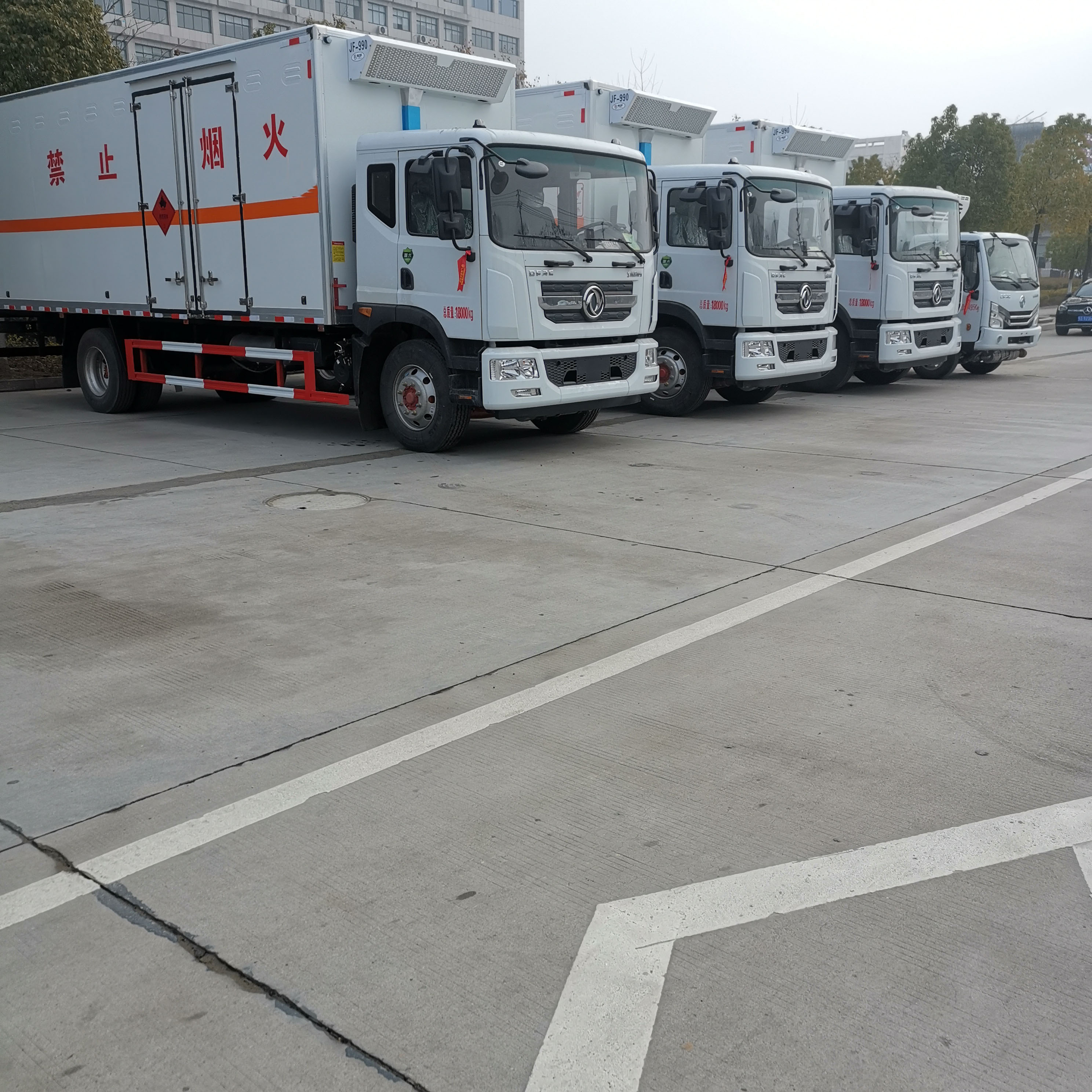 甘肃李总批量订购4台东风带制冷机组三类危险品车