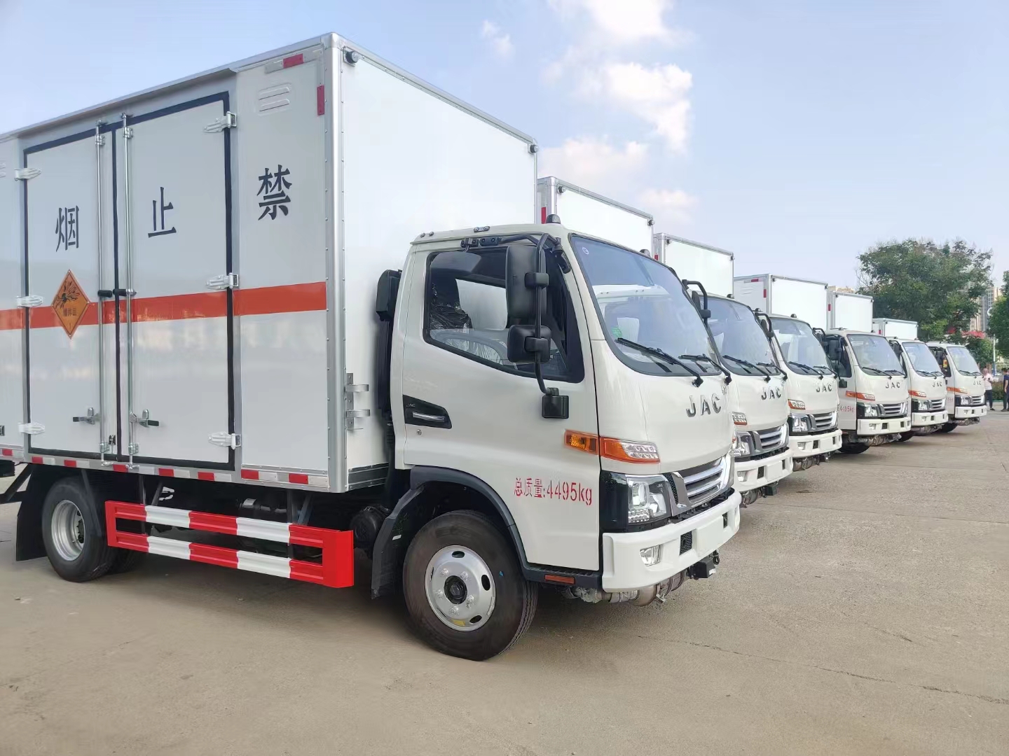 5台江淮骏铃蓝牌爆破车批量发车