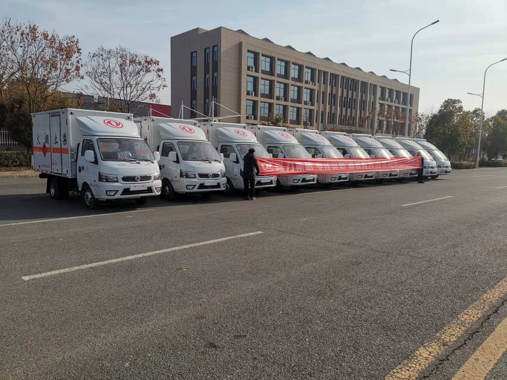 内蒙朱总自提10台东风途逸易燃气体厢式运输车