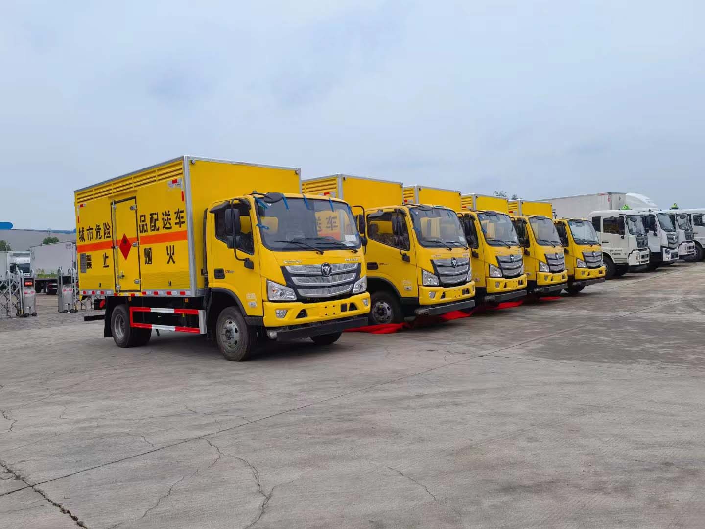 湖南李总订购5台福田欧马可黄色危险品车