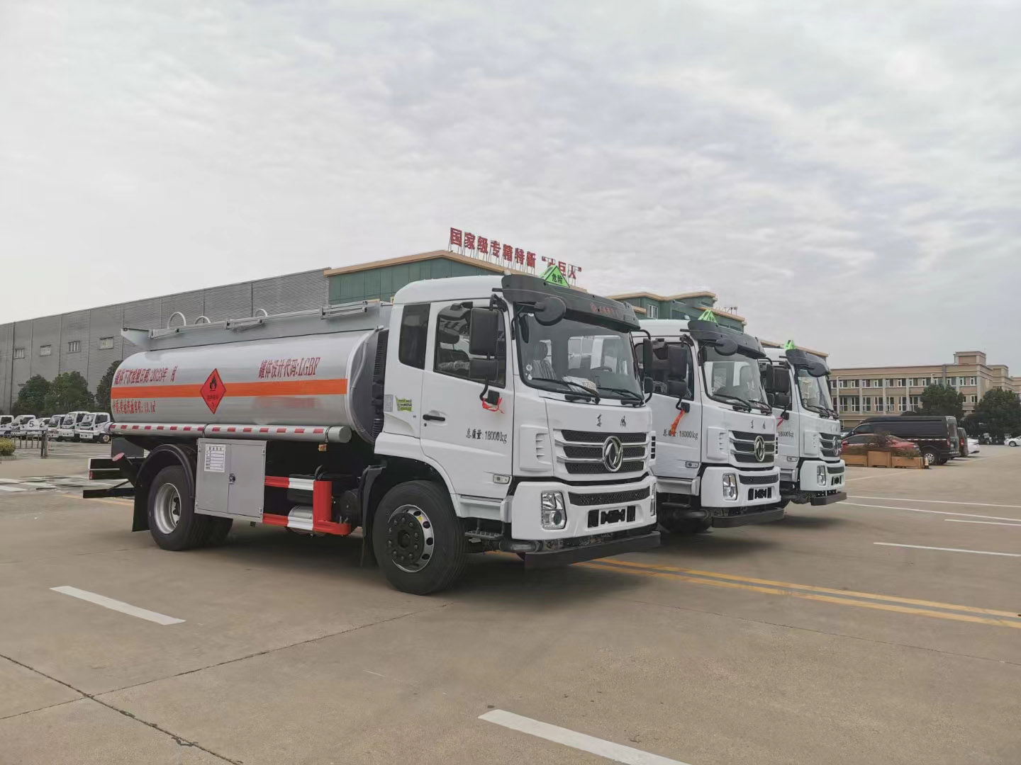 东风专底10吨国六加油车批量发车