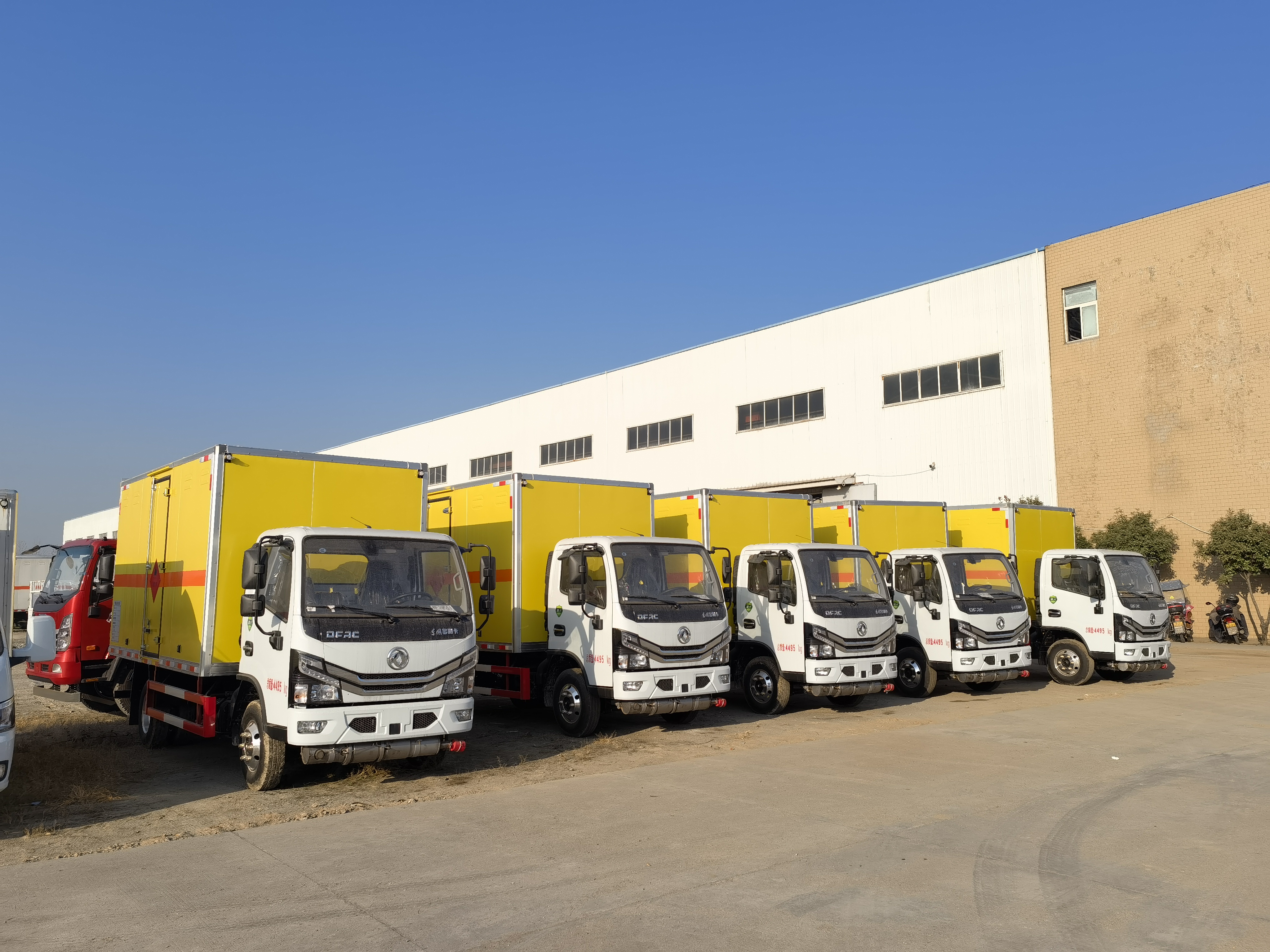 湖南张总批量订购5台东风多利卡国六爆破运输车