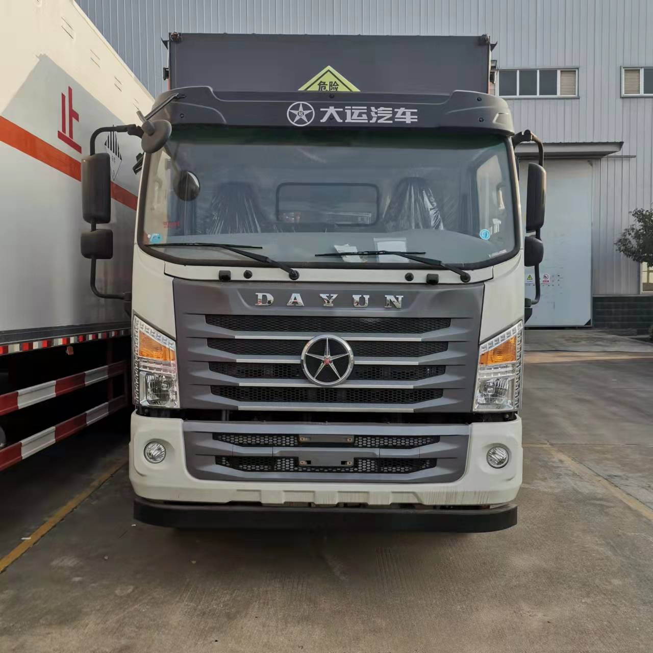 大年初五，为您解析选择程力危险品运输车原因: