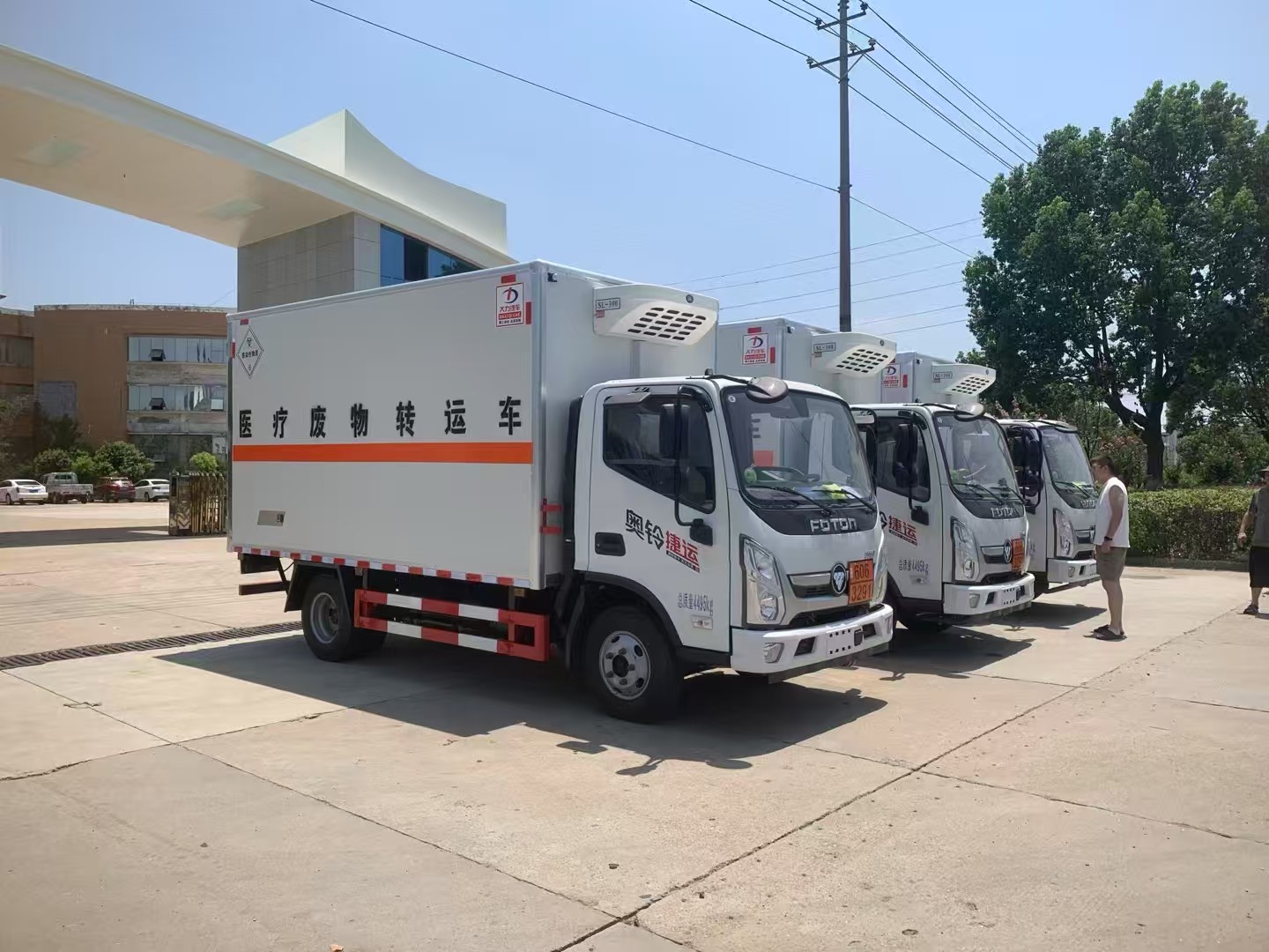 福田奥铃4米1国六医疗废物转运车批量发车