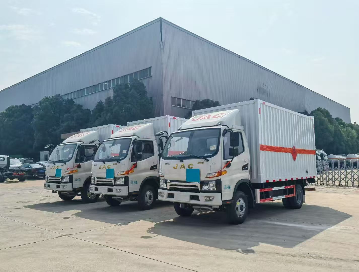 三台江淮骏铃国六易燃气体厢式车发车