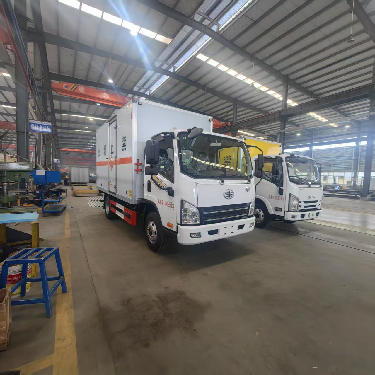 五十铃和解放蓝牌危险品车发车