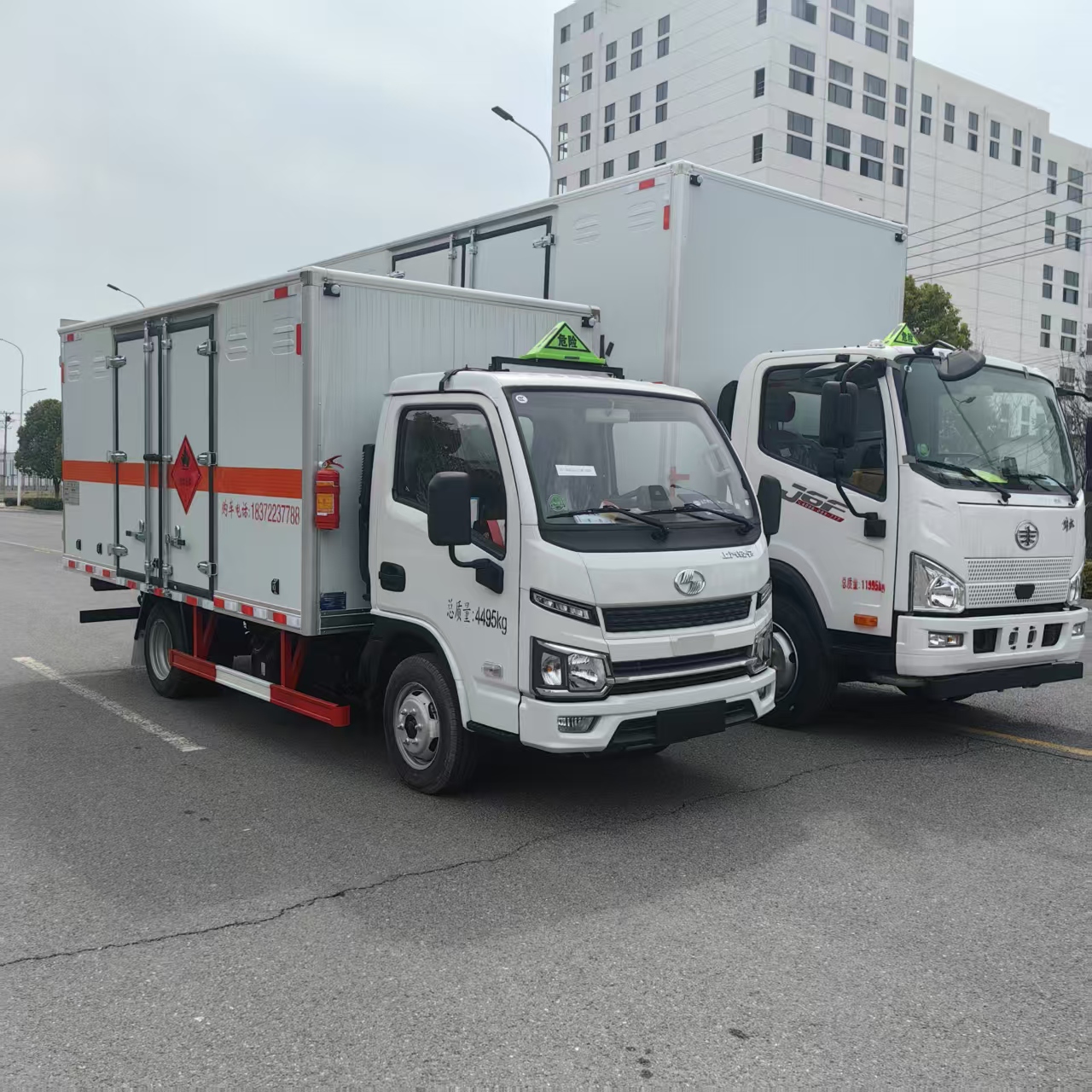 解放爆破车和跃进易燃液体厢式车发车