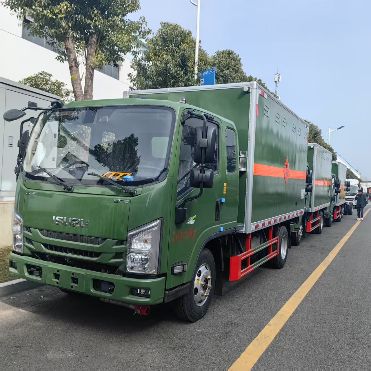 3台五十铃绿色爆破车发车