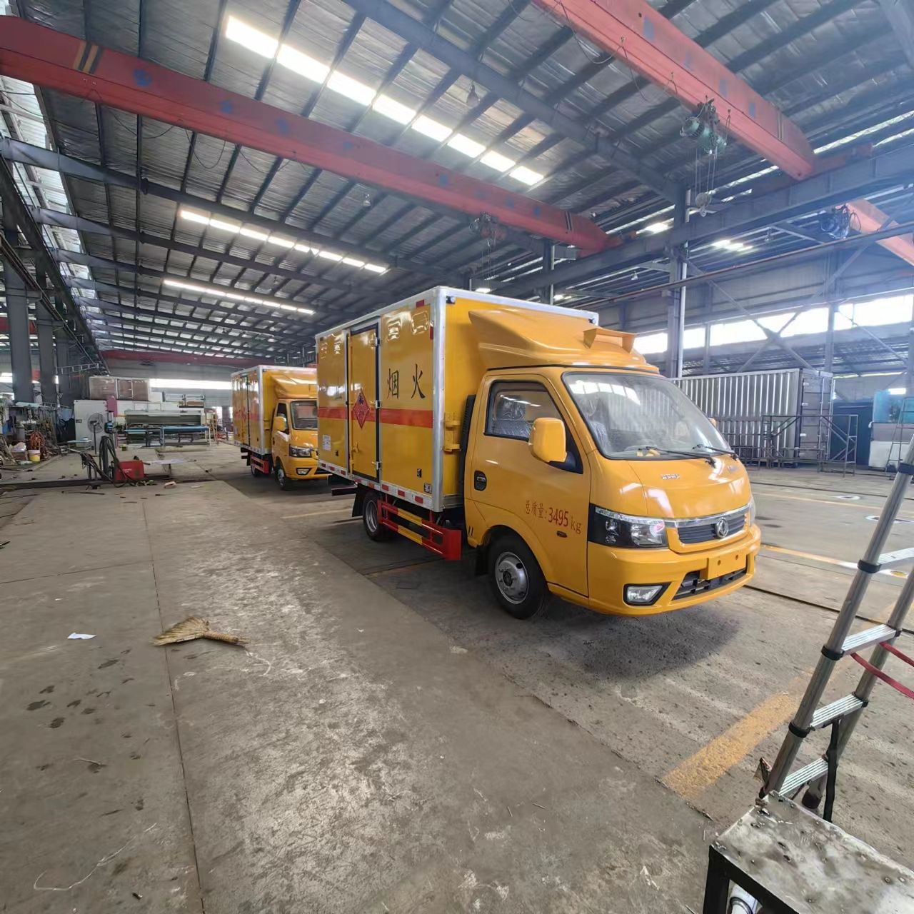 东风途逸黄色国六易燃液体厢式运输车批量发车