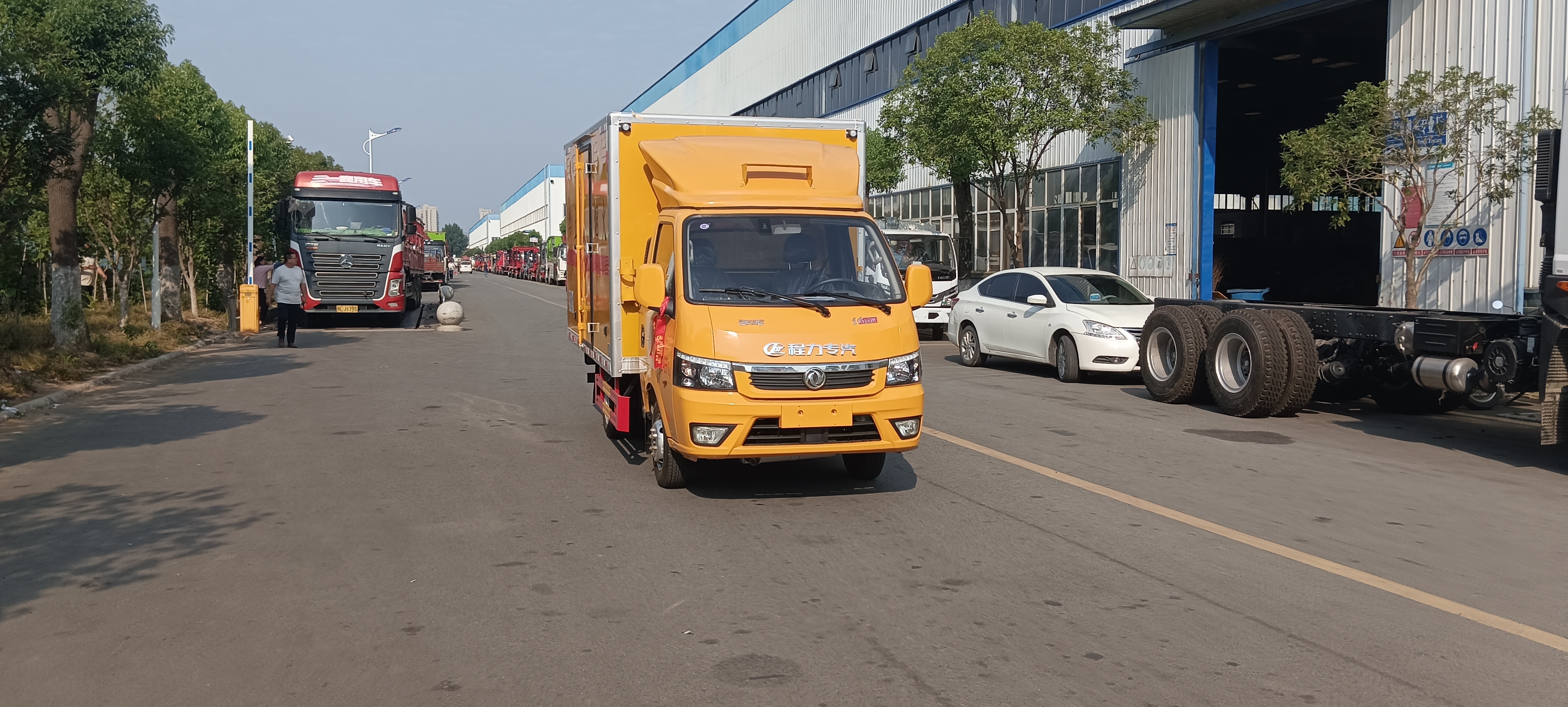 甘肃李总批量订购2台东风途逸黄色易燃液体厢式运输车