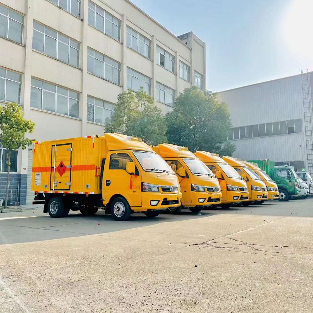 东风途逸国六瓦楞板危险品车批量发车