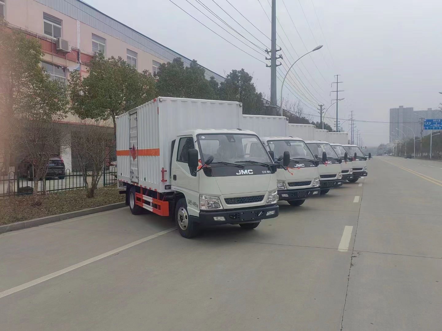 江铃顺达国六瓦楞板危险品车批量发车