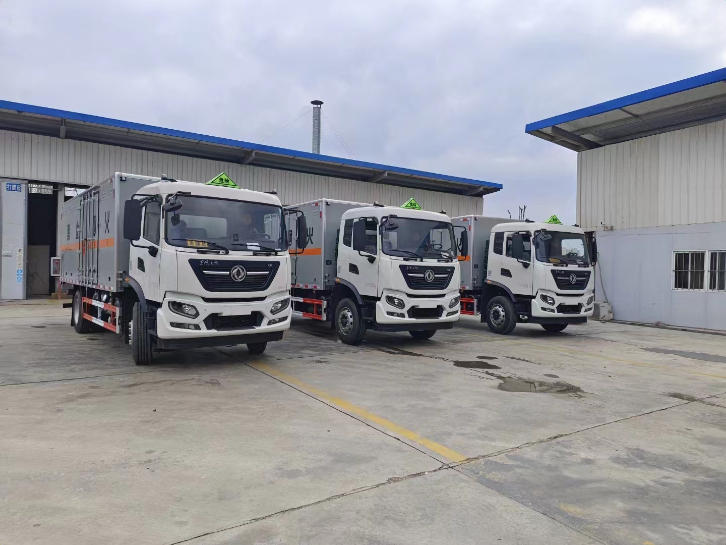 湖南陈总批量订购3台东风天锦国六爆破器材运输车