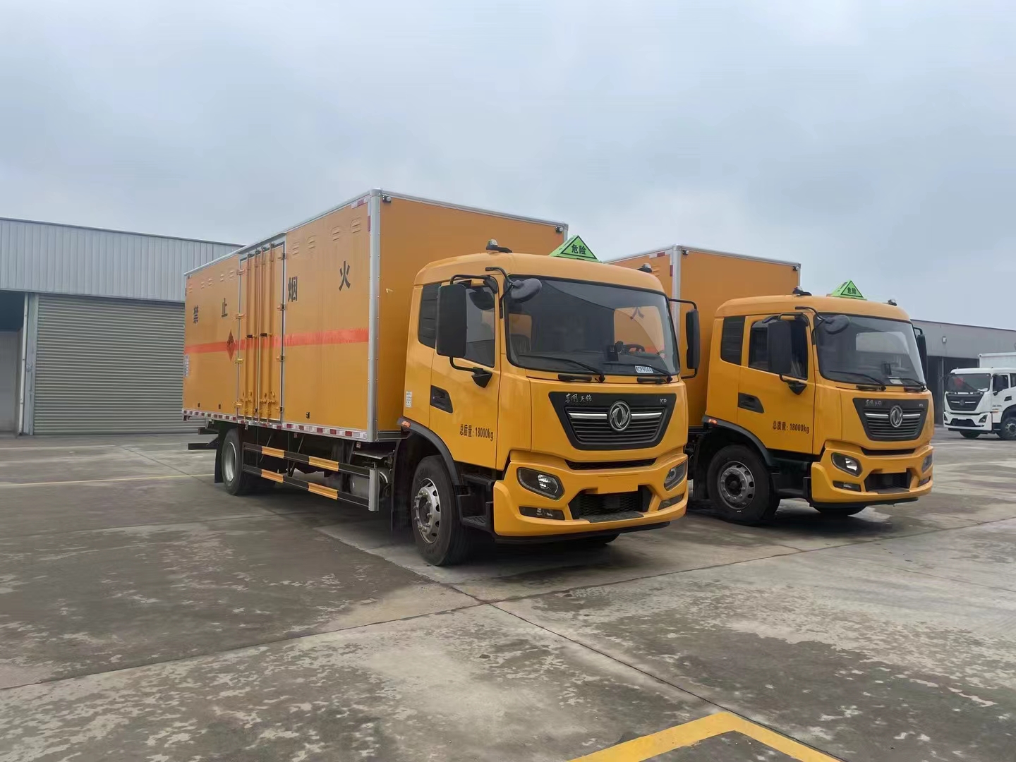 江西李总订购2台东风天锦爆破器材运输车发车