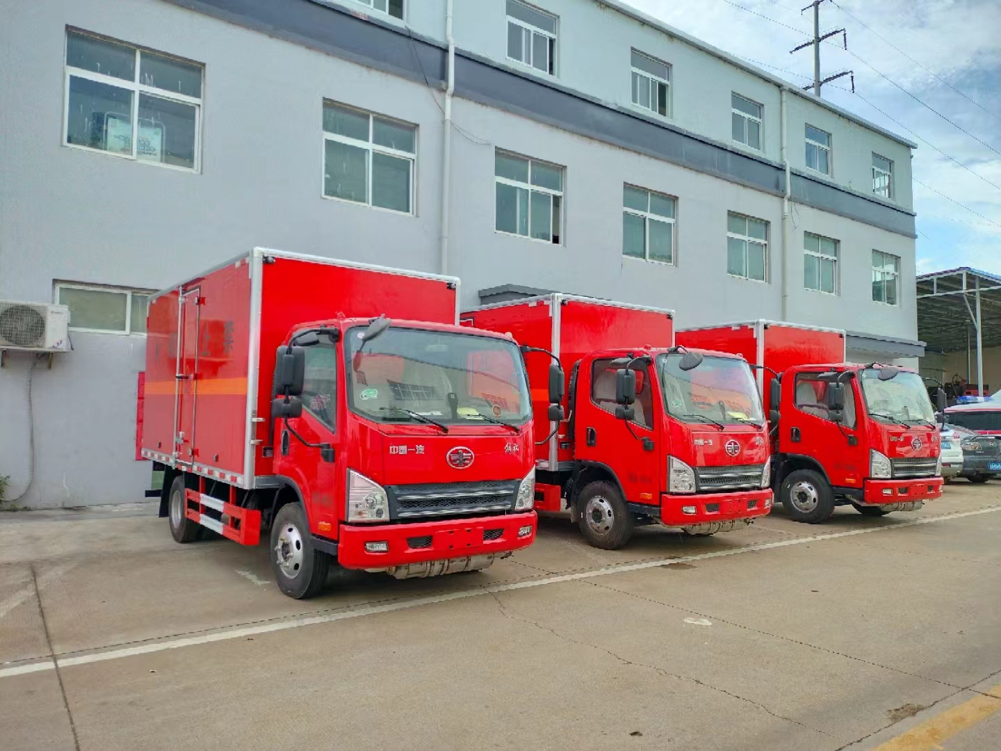 山西李总批量定制3台解放虎V国六易燃液体厢式运输车