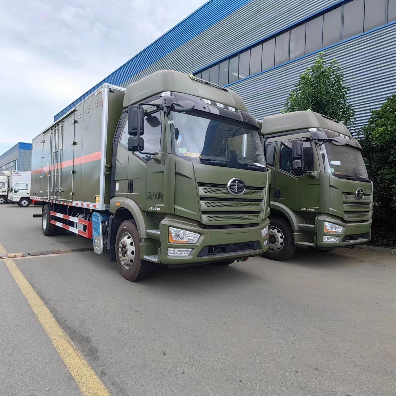 解放J6L国六高顶双卧军绿色240马力爆破车