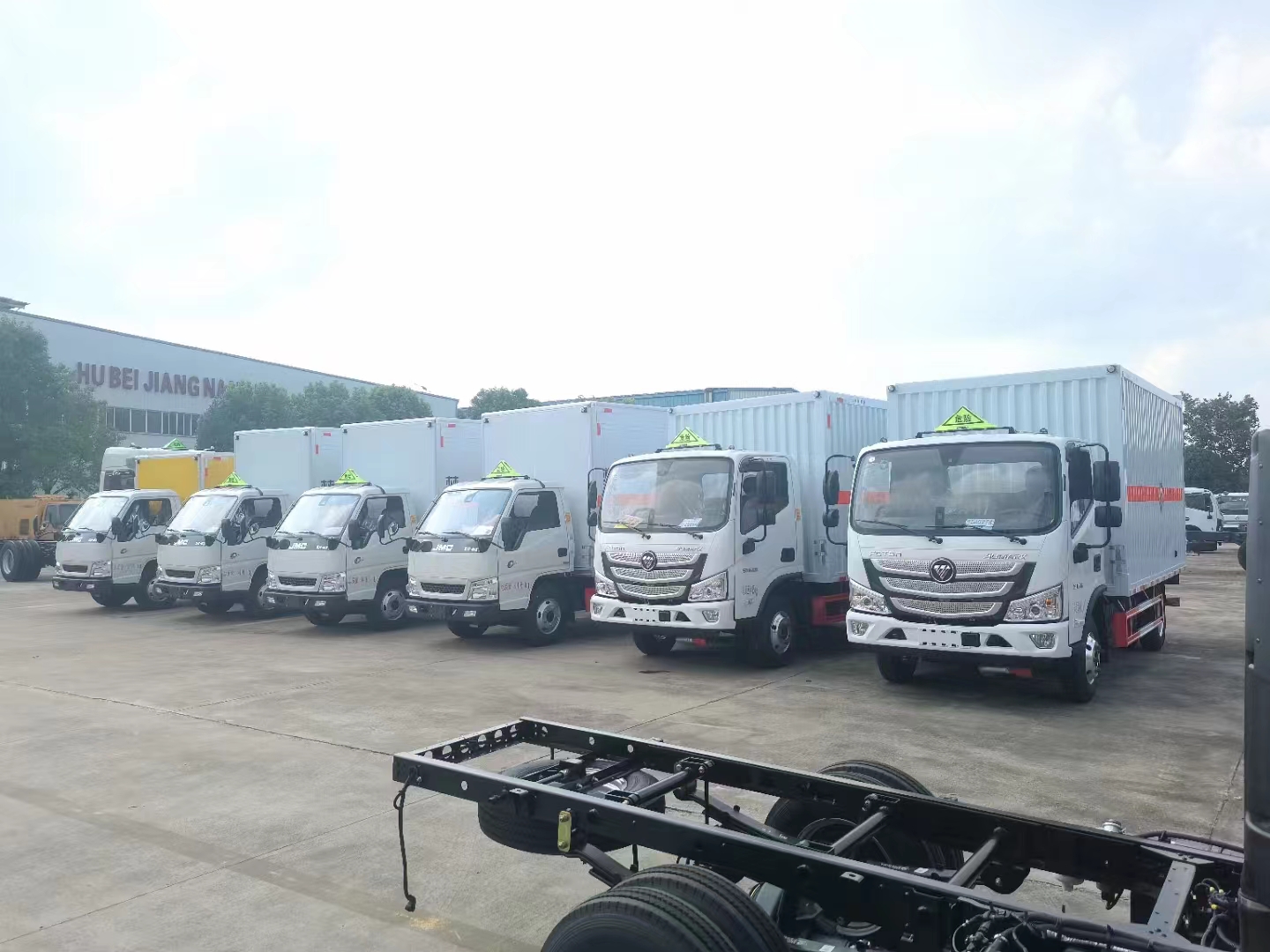 蓝牌爆破器材运输车批量发车