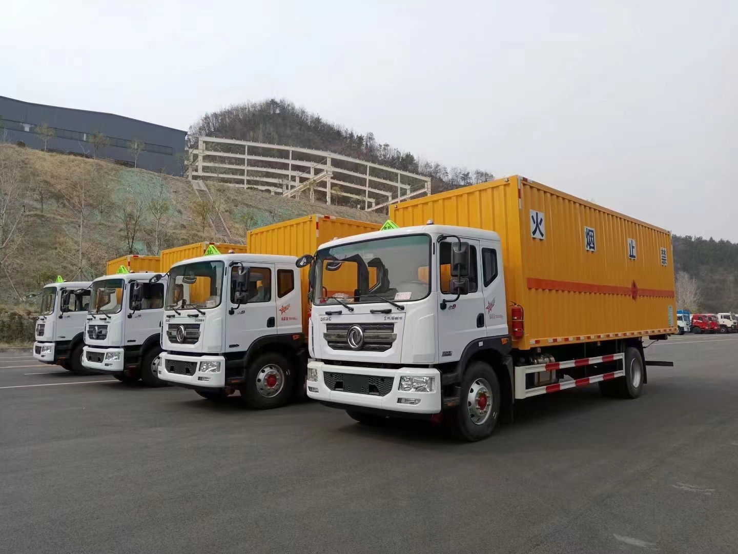 东风D9国六黄色瓦楞板危险品车批量发车