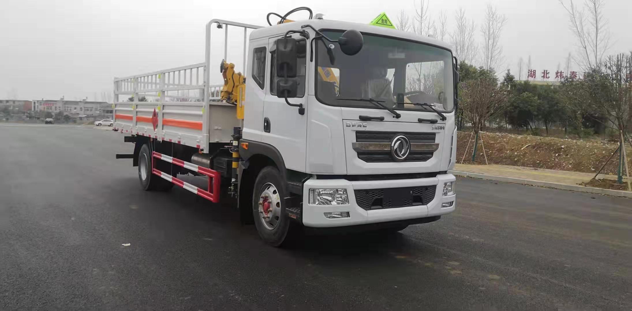 装载液化气瓶氧气瓶，东风D9带吊气瓶车更方便