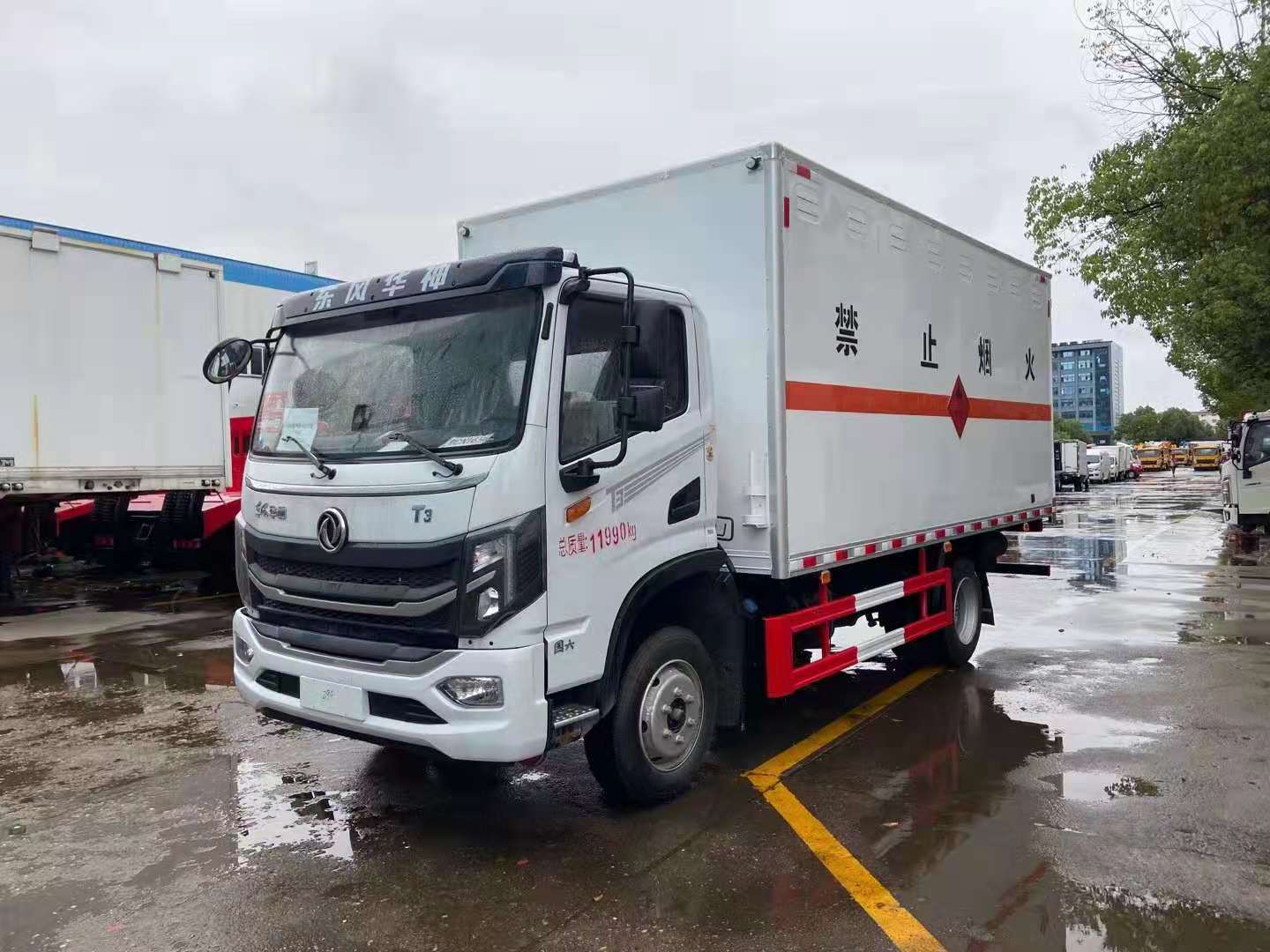 危化品运输小钢炮——东风华神国六危险品车
