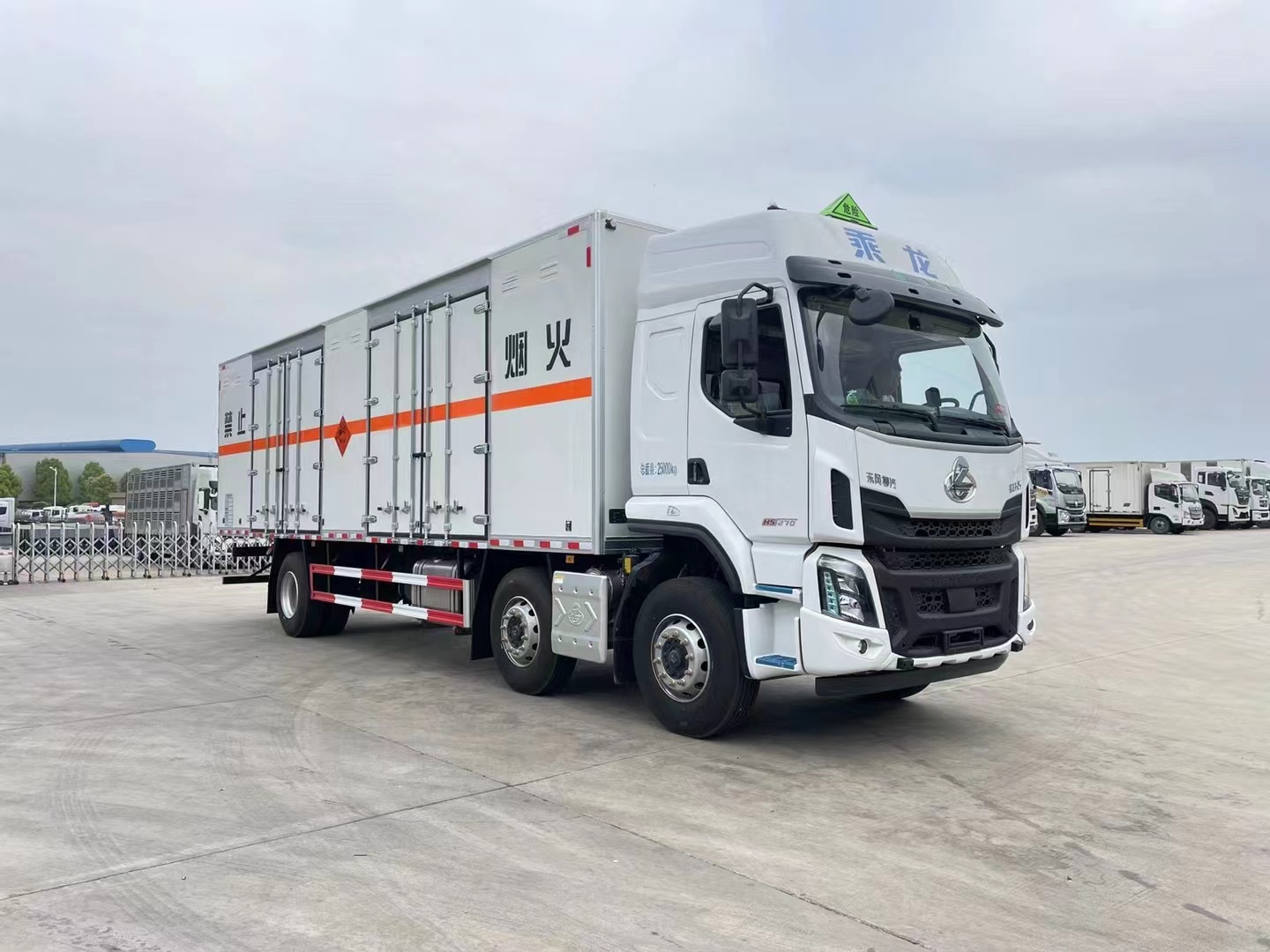 柳汽乘龙三轴9米6爆破运输车