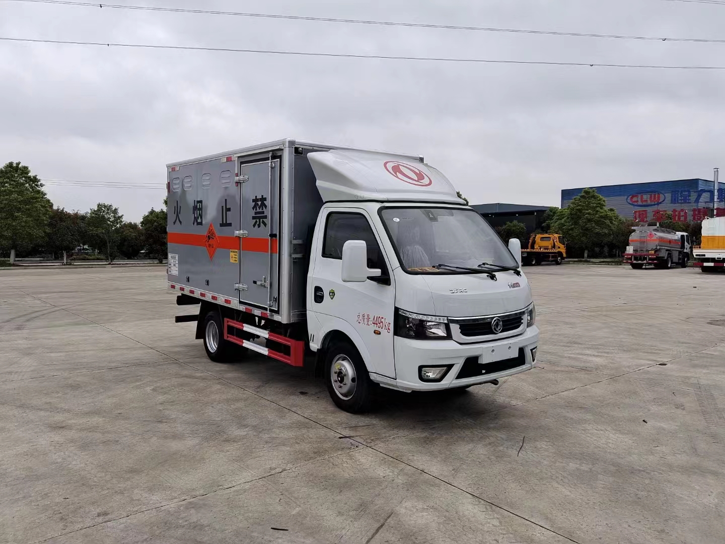 东风途逸国六灰色箱体爆破器材运输车