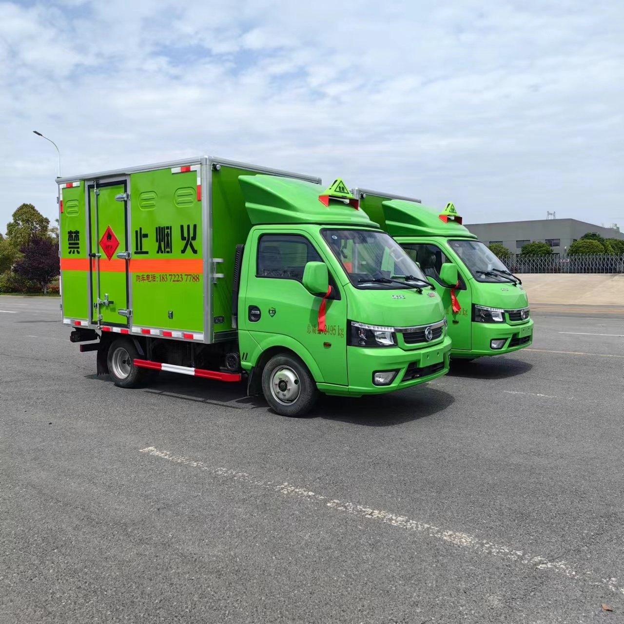 甘肃李总订购2台东风途逸绿色易燃气体厢式车