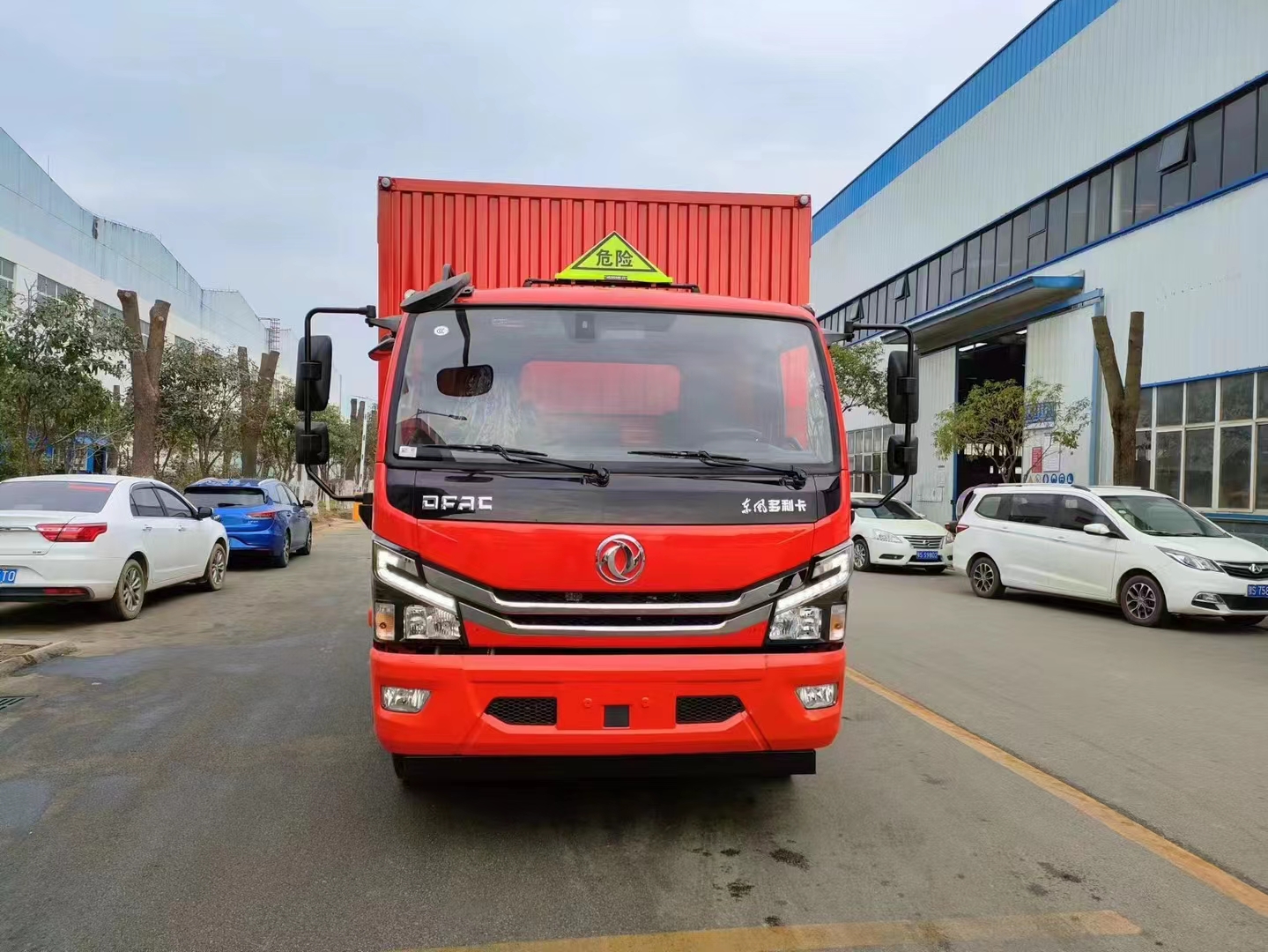 东风7吨带左右开门腐蚀品厢式运输车