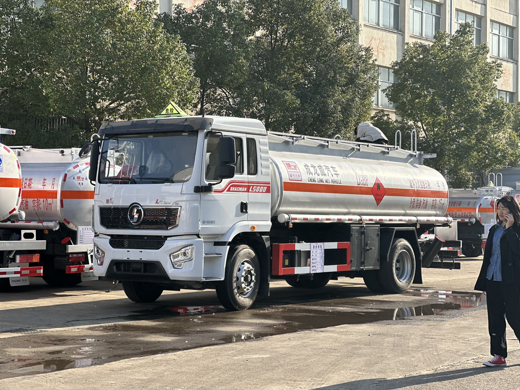 陕汽德龙15方国六加油车