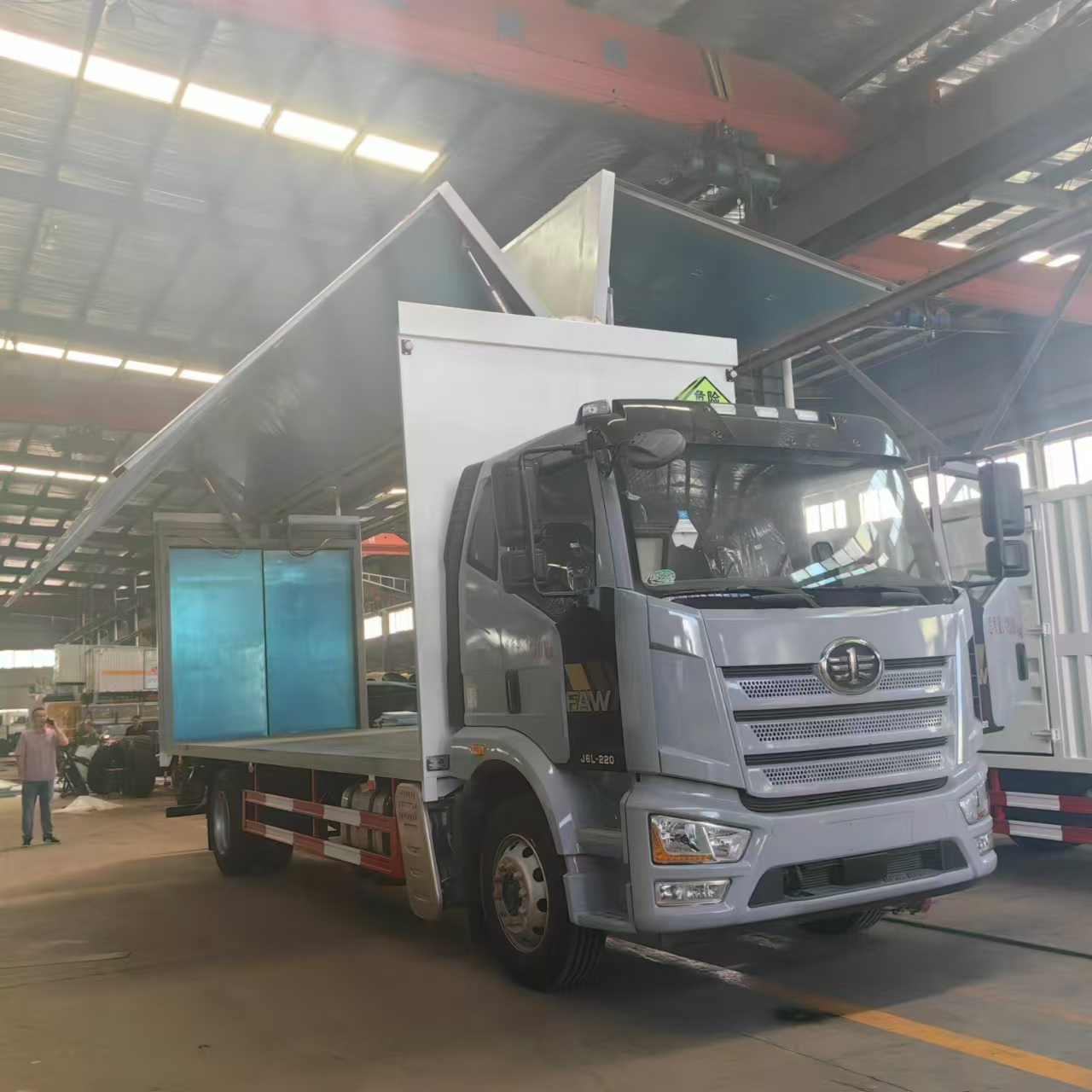 解放J6L国六蓝色带翼展危险品车