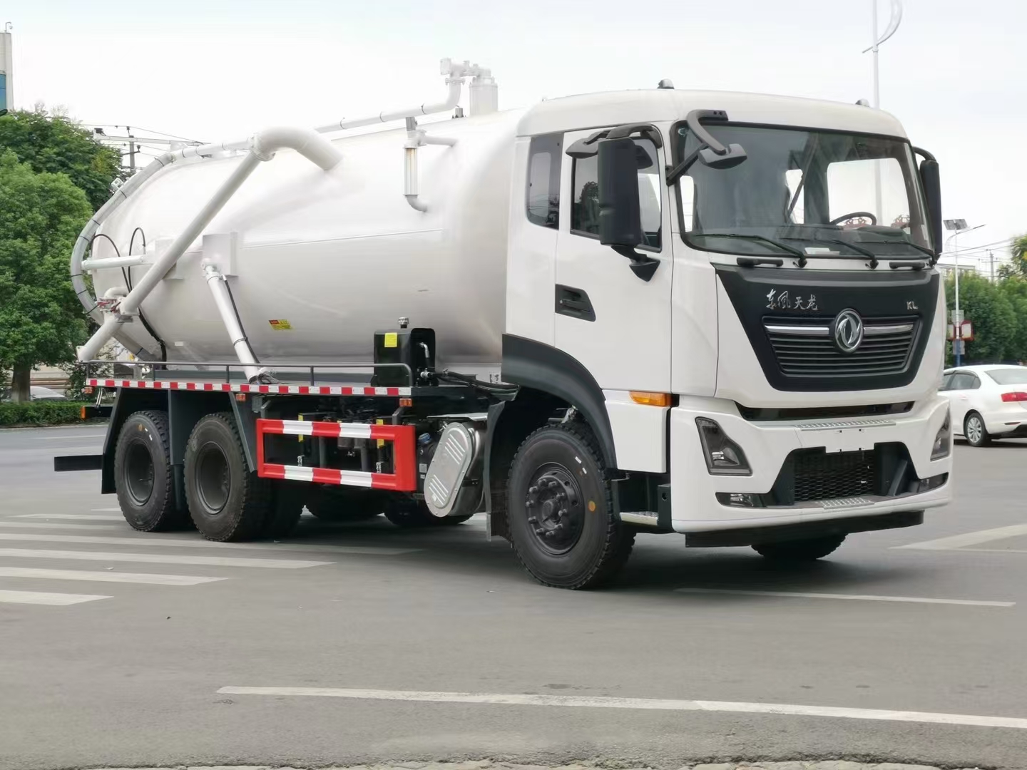 东风天龙后双桥国六18立方吸污车