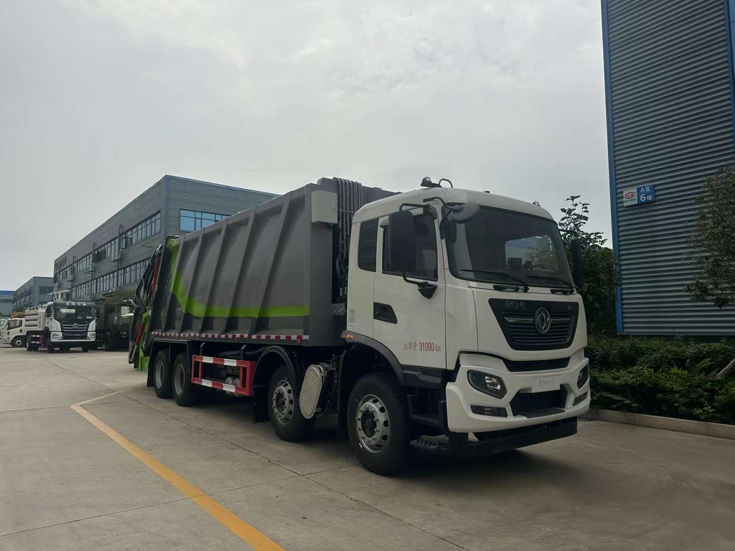 东风天锦国六前四后八40方压缩垃圾车