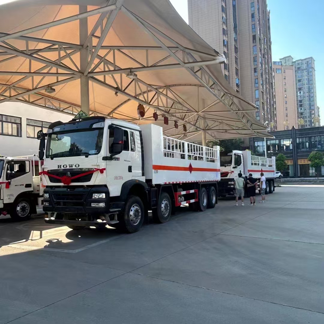 重汽前四后八国六带自卸气瓶车