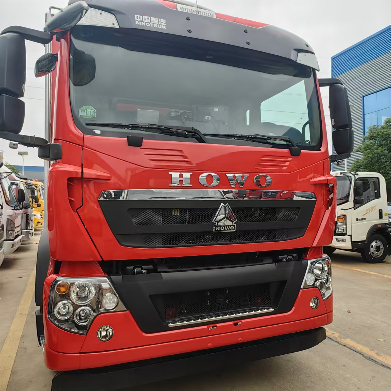 重汽豪沃国六消防红冷藏车