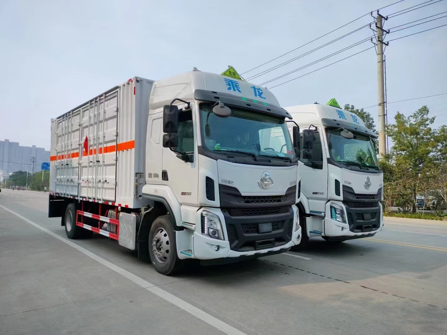 柳汽国六10吨瓦楞板危险品车批量发车