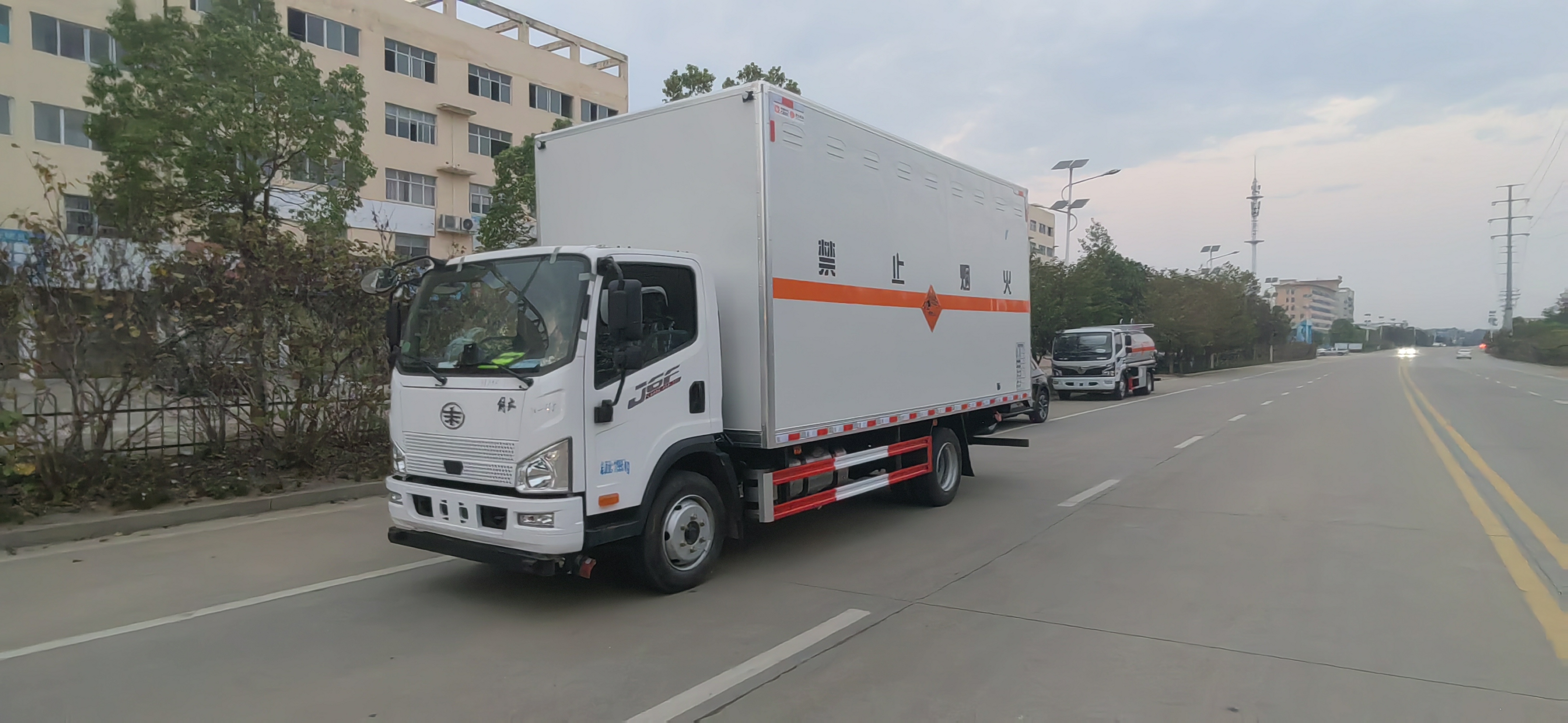 解放33立方国六爆破器材运输车