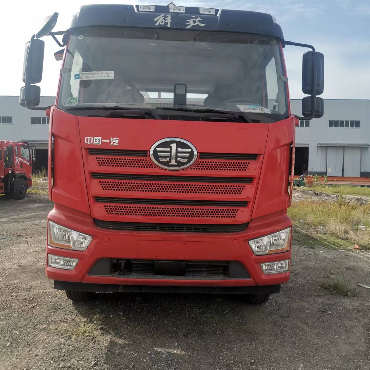 解放J6L国六三轴高顶双卧9米6气瓶车