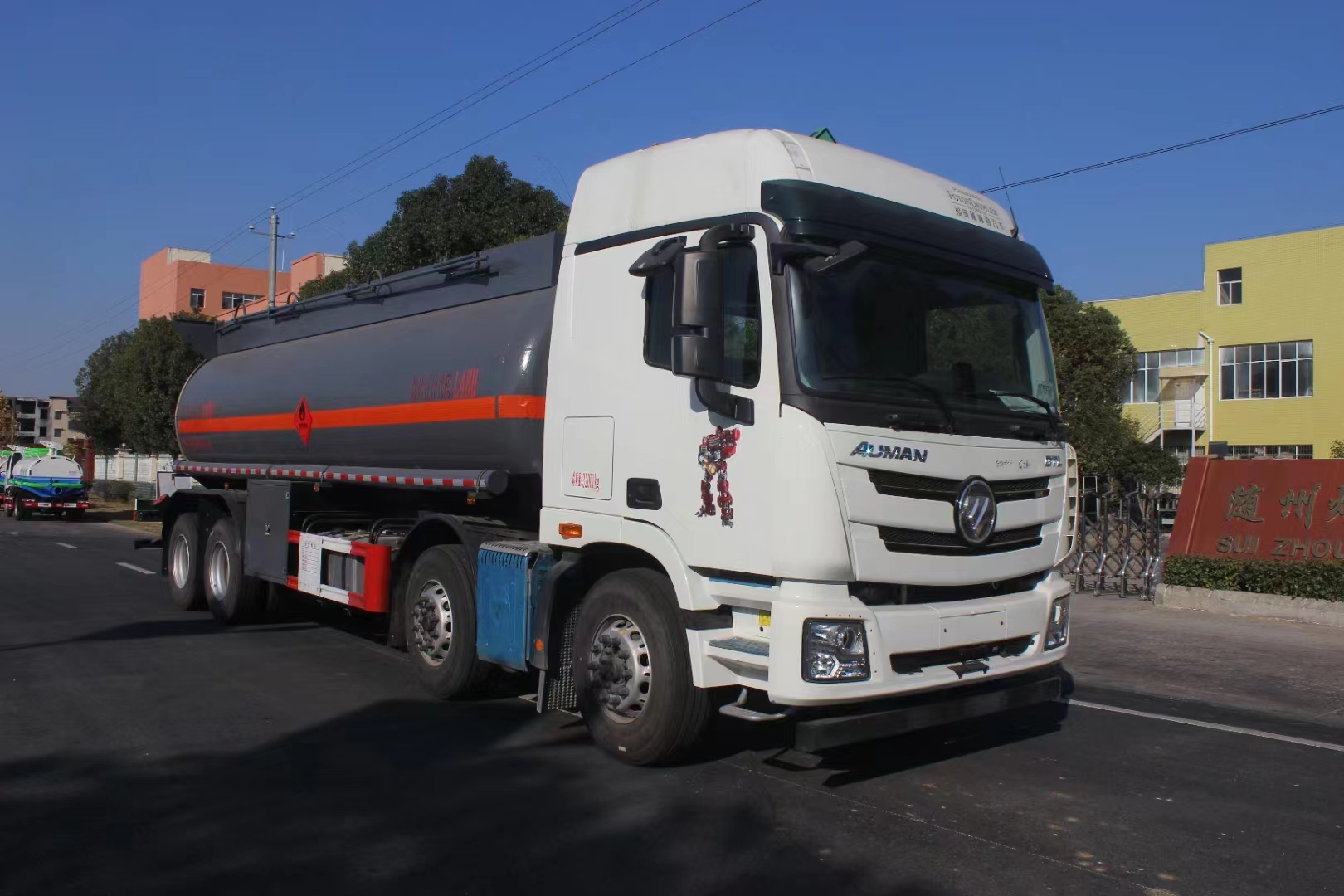 福田欧曼前四后八易燃液体罐式运输车