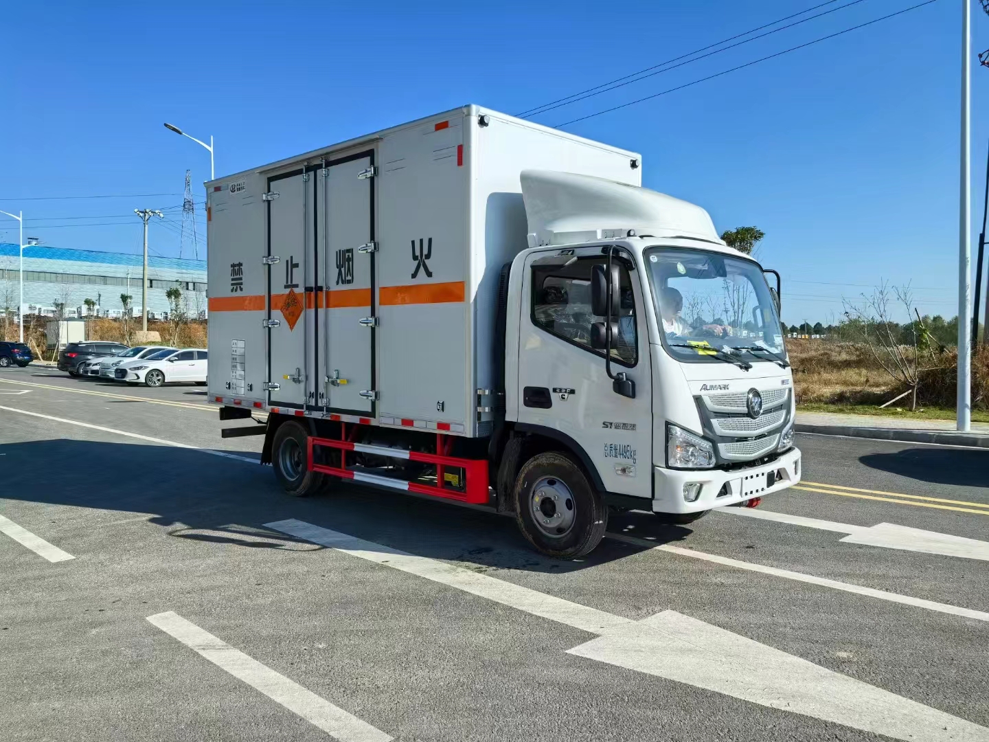 福田欧马可国六带导流罩危爆车